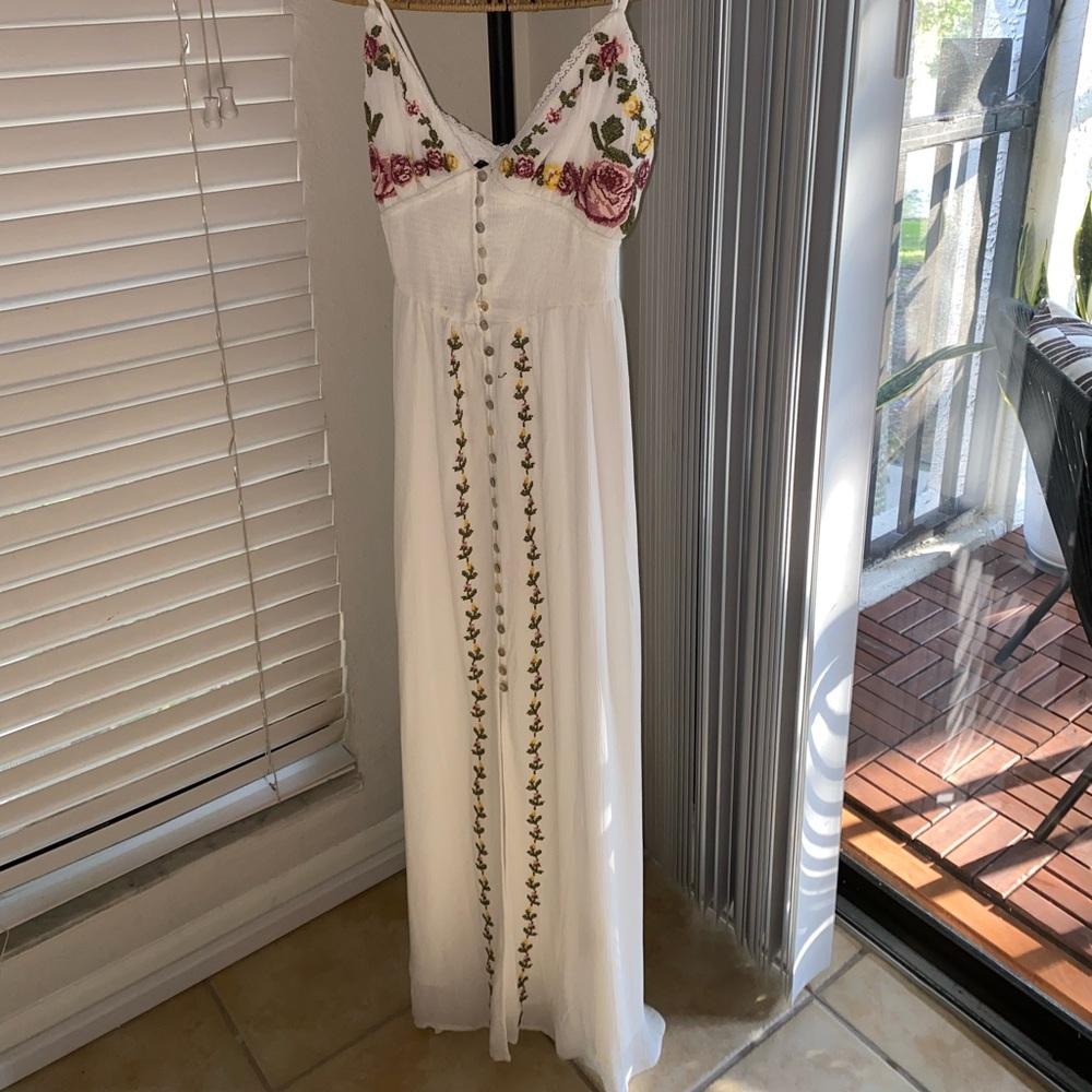 White maxi dress with sewing flower design
